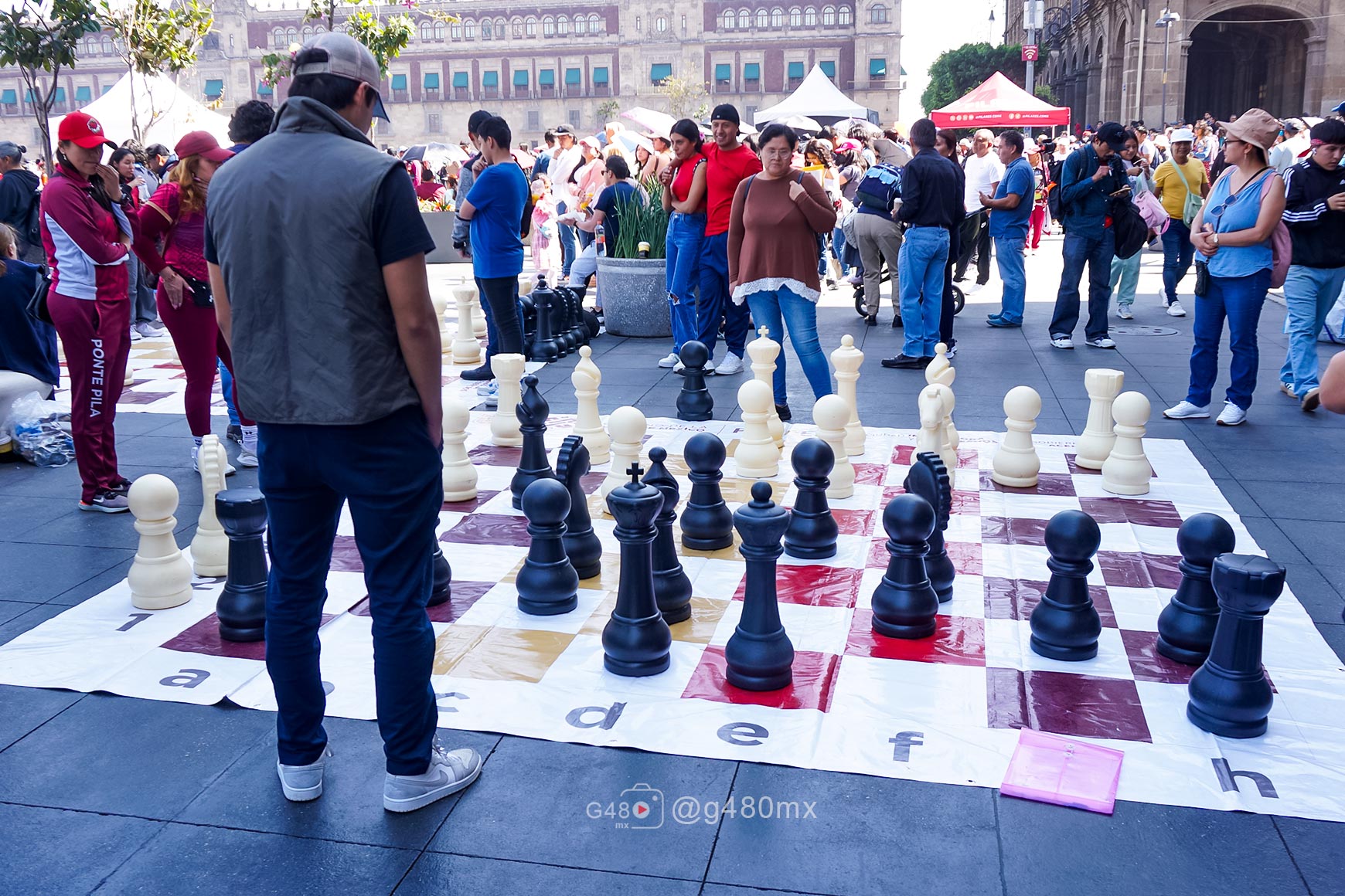 Ajedrez Gigante en el Zócalo: Estrategia para Todas las Edades
