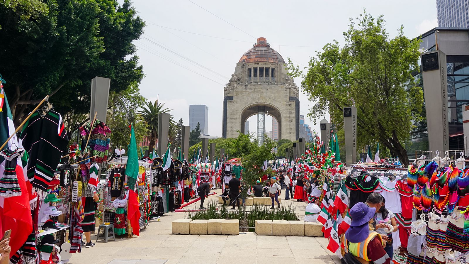 La ciudad comienza a vestirse de verde, blanco y rojo: caravana de artículos patrios llega al Centro Histórico
