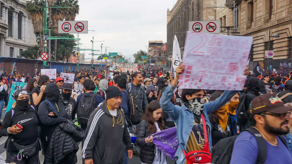 Foto: Gabriel Morales | Contingentes avanzan durante la marcha conmemorativa del 2 de octubre de 2026 con una pancarta que lleva el mensaje "2 de octubre no se olvida"