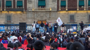 Foto: Gabriel Morales | Participantes se reúnen en la explanada del Zócalo durante el mitin de cierre de la marcha conmemorativa del 2 de octubre de 2026